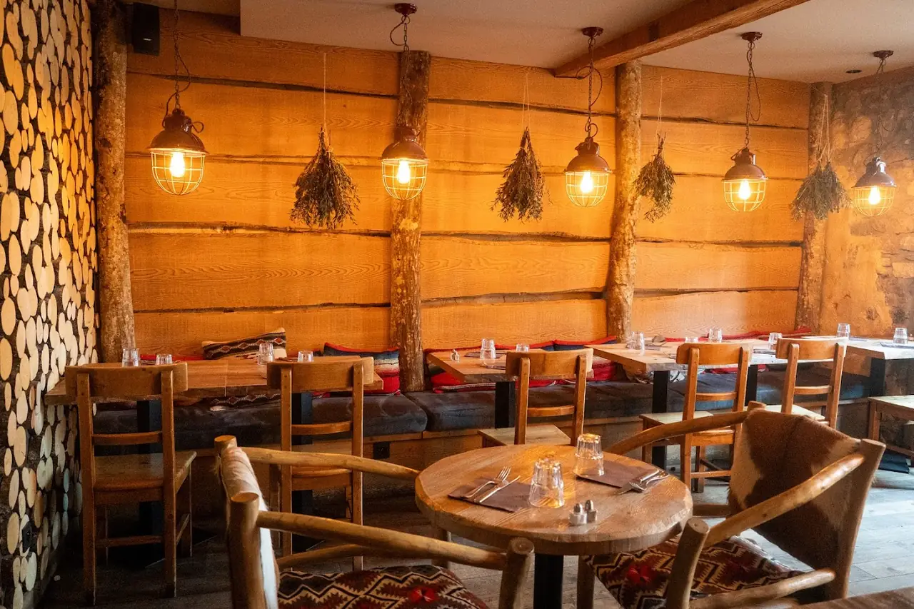 Salle du restaurant La Cabane, vieille ville d'Annecy