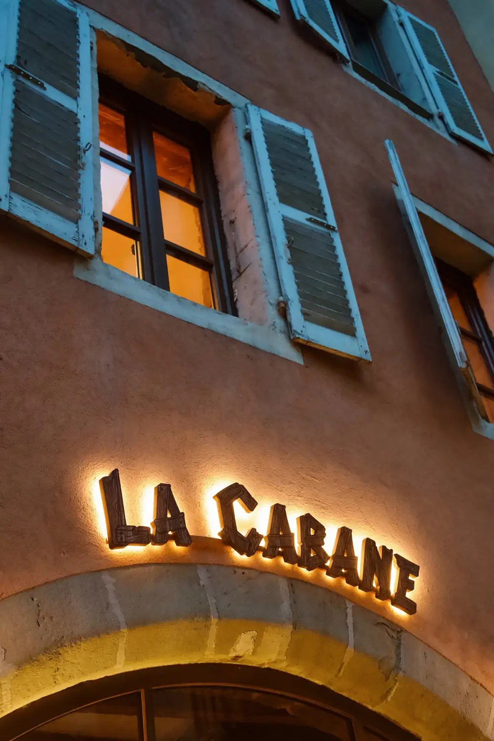 Enseigne de La Cabane dans la vieille ville d'Annecy