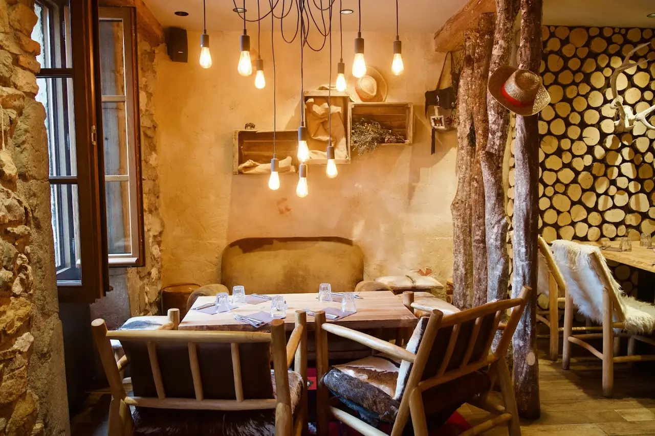 Ambiance chaleureuse du restaurant La Cabane à Annecy